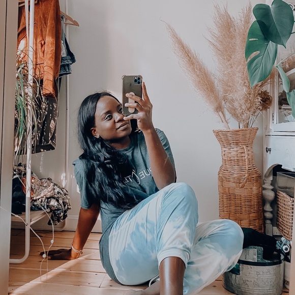 Hi, I’m Tania welcome to my closet. - Picture 5 of 5